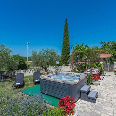 Ferienhaus Zora With Whirlpool Sveti Lovrec Pazenaticki Екстер'єр фото